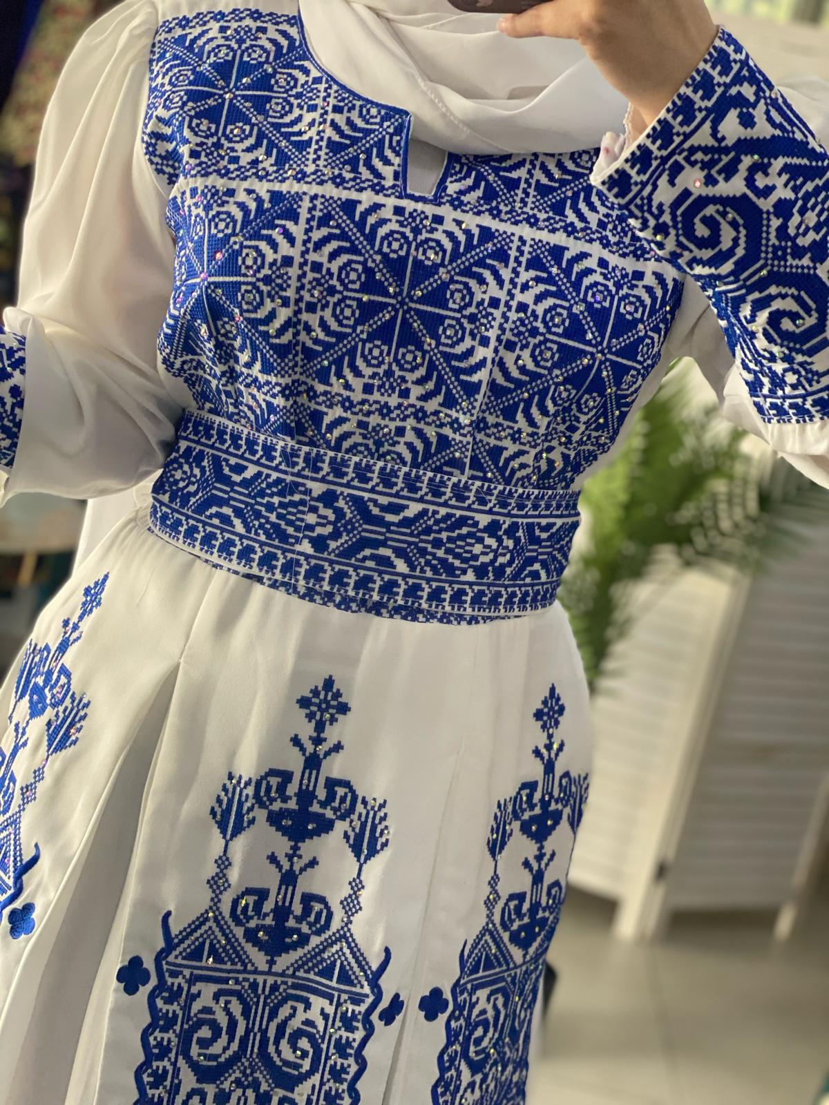 Royal White Dress with Unique Blue Embroidery and Long Tail 40/(M) Royal White Dress with Unique Blue Embroidery and Long Tail 40/(M)