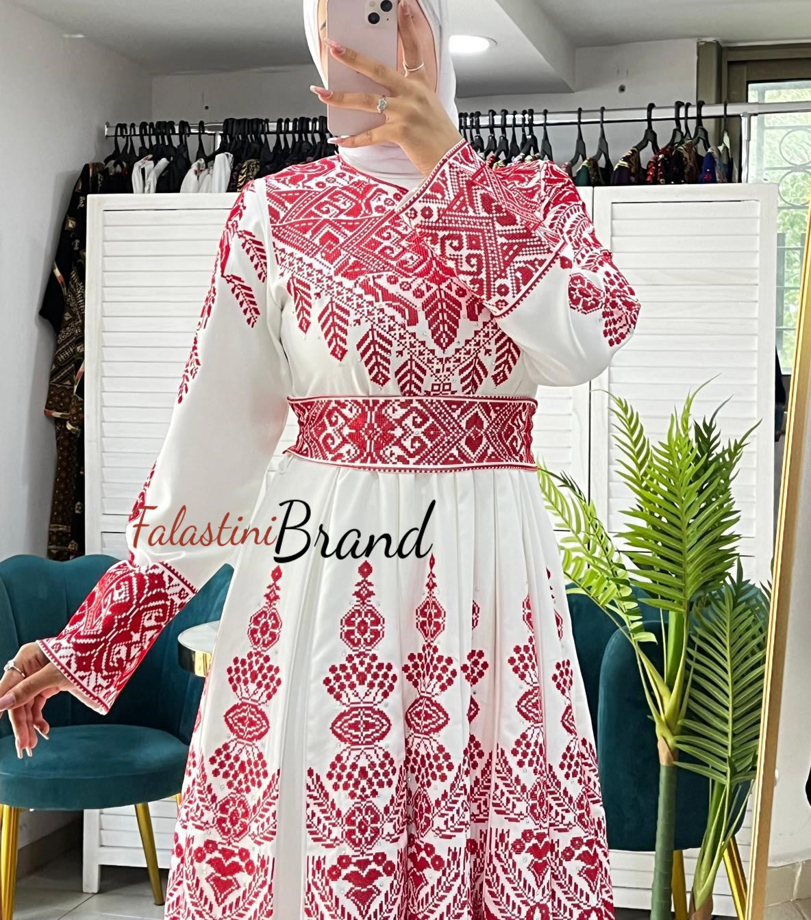 Cloche Full of Embroidery White and Red Dress 40/(M) Cloche Full of Embroidery White and Red Dress 40/(M)