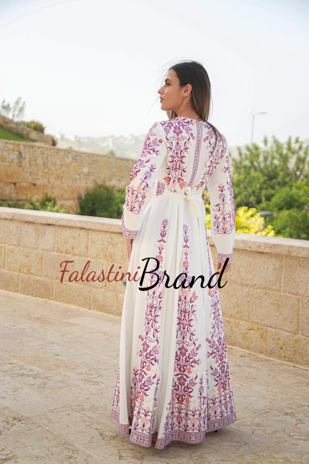 Super Elegant White Cloche Dress with Purple Colorful Embroidery 44/(XL) Super Elegant White Cloche Dress with Purple Colorful Embroidery 44/(XL)