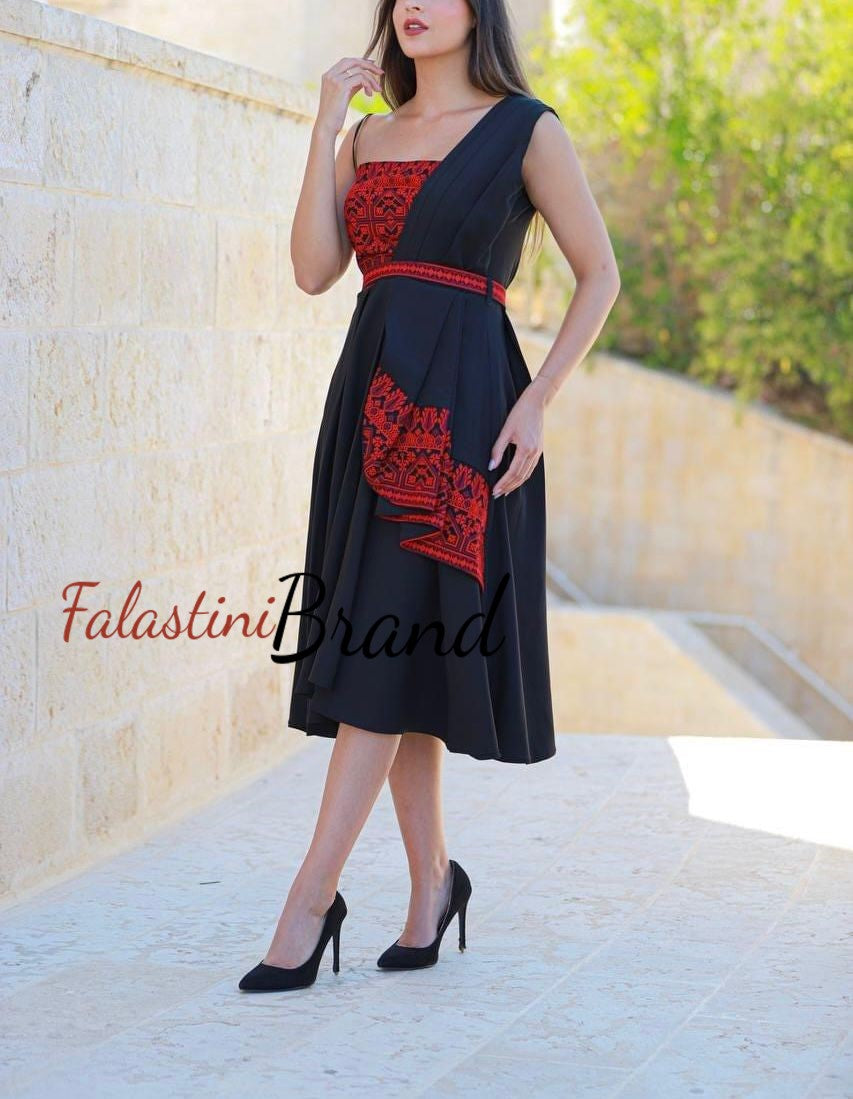 Elegant Black and Red Short Dress with Shoulder Details 36/(XS) Elegant Black and Red Short Dress with Shoulder Details 36/(XS)