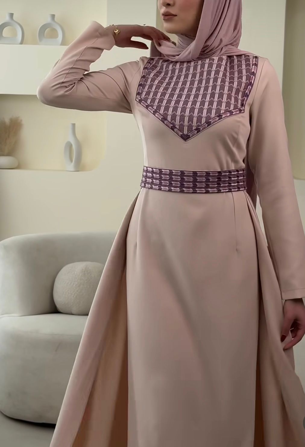 Elegant Cream Color Dress with Pinkish Embroidery and Detachable Back Skirt 42/(XL) Elegant Cream Color Dress with Pinkish Embroidery and Detachable Back Skirt 42/(XL)