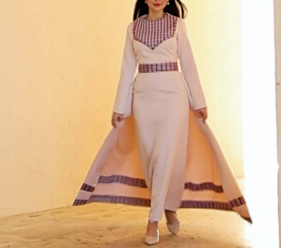 Elegant Cream Color Dress with Pinkish Embroidery and Detachable Back Skirt 42/(XL) Elegant Cream Color Dress with Pinkish Embroidery and Detachable Back Skirt 42/(XL)