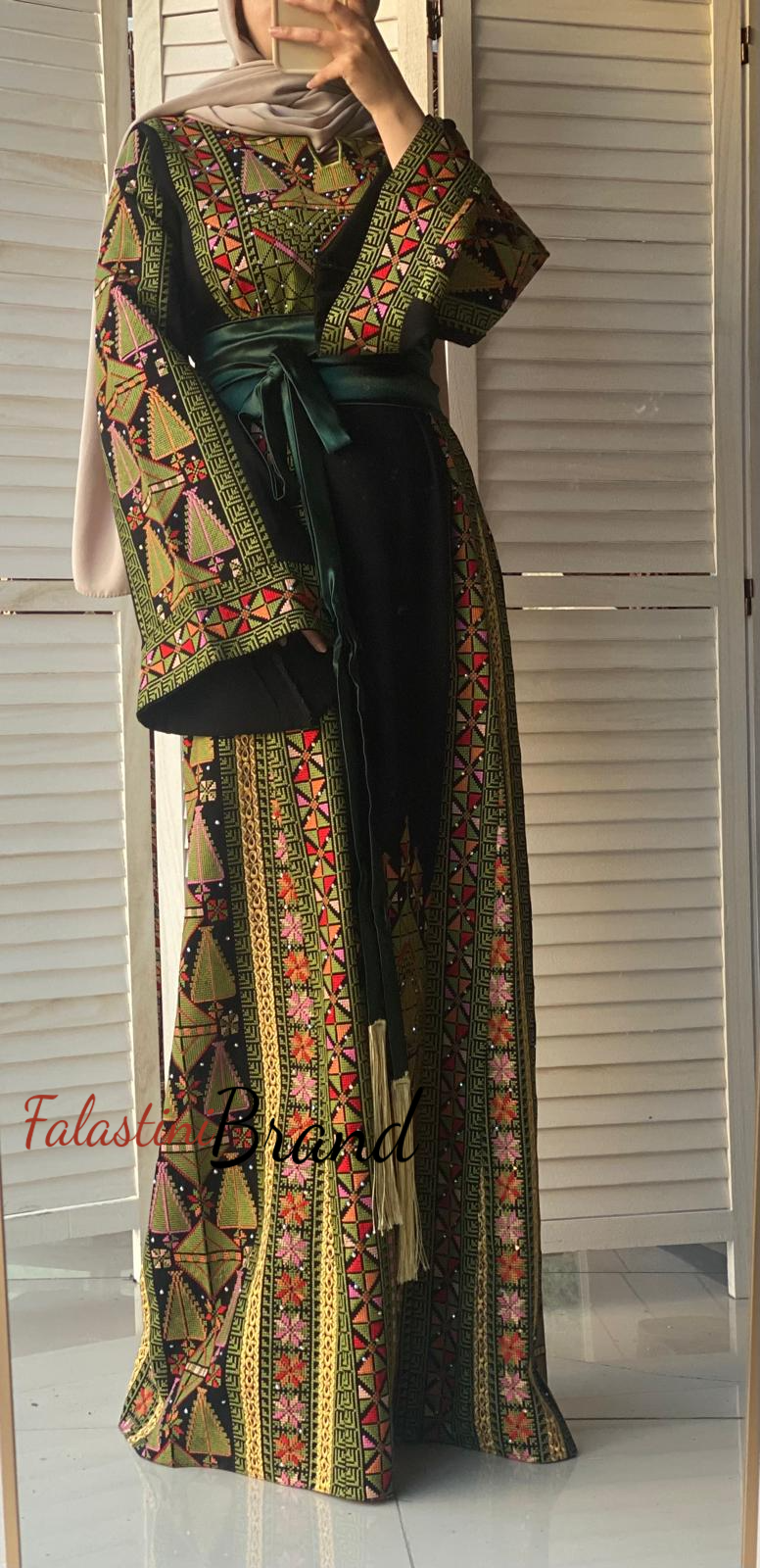 Lavish Black and Green Thob Dress with Detachable Back Skirt and Head Scarf 48/(3XL) Lavish Black and Green Thob Dress with Detachable Back Skirt and Head Scarf 48/(3XL)